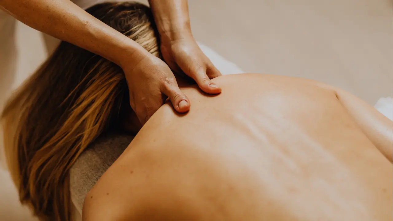 massagista fazendo massagem pescoço